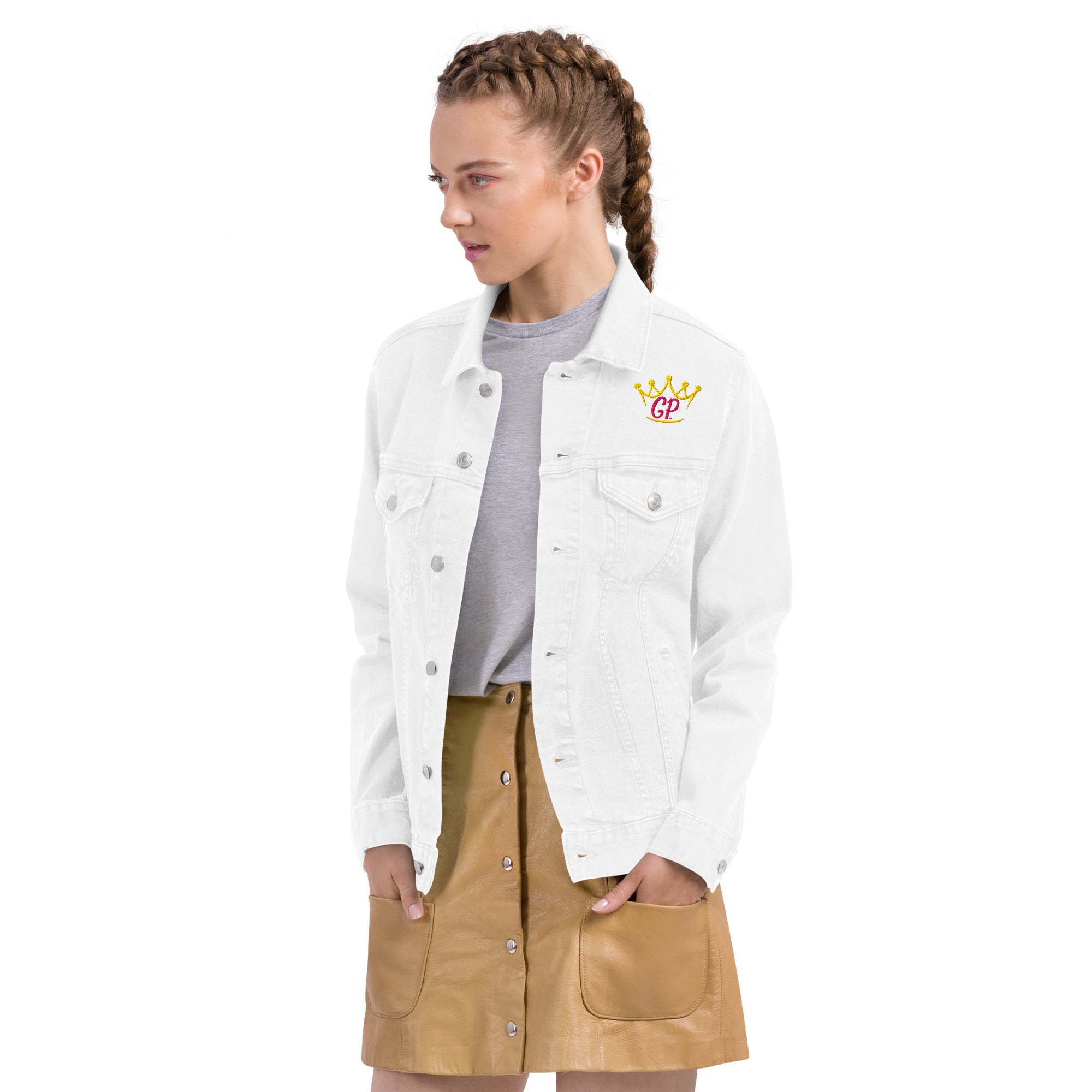 Unisex denim jacket made from 99% cotton and 1% spandex, featuring chest pockets with buttons and a classic fit.